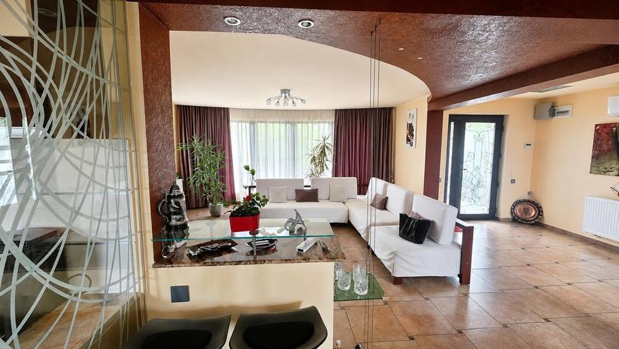 Casă individuală cu 7 camere cu Teren 825 Mp în Bucium
