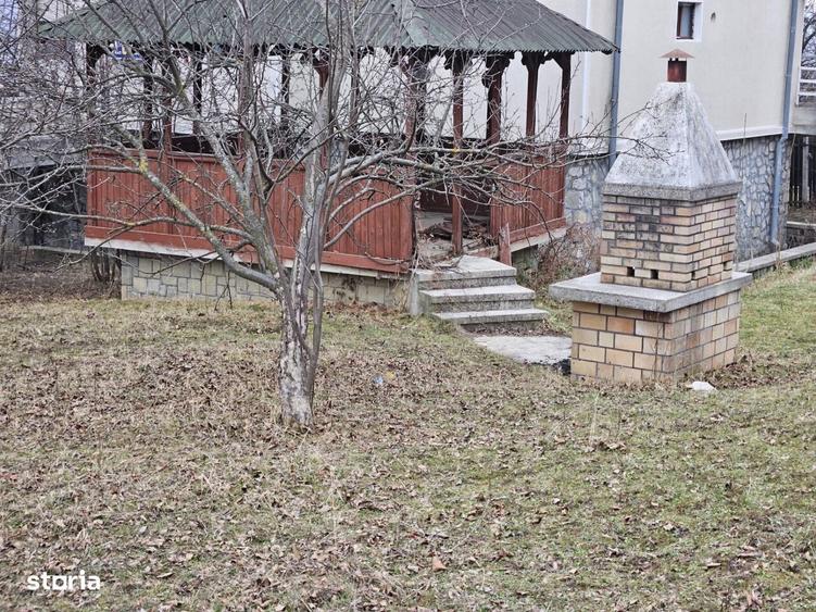 Casă cu 4 camere în Ghioșești