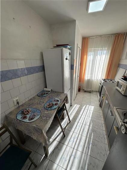 Apartament cu 3 camere semidecomandat în Circumvalațiunii