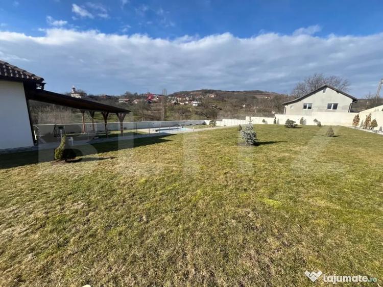 Casă cu 5 camere cu Teren 4400 Mp în Central