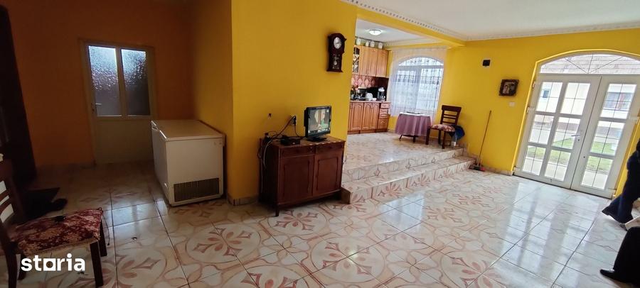Casă cu 5 camere cu Teren 2000 Mp în Central