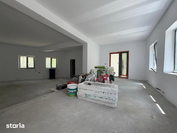 Casă cu 7 camere cu Teren 1300 Mp în Central