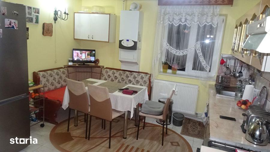 Apartament cu 3 camere decomandat în Scărișoara
