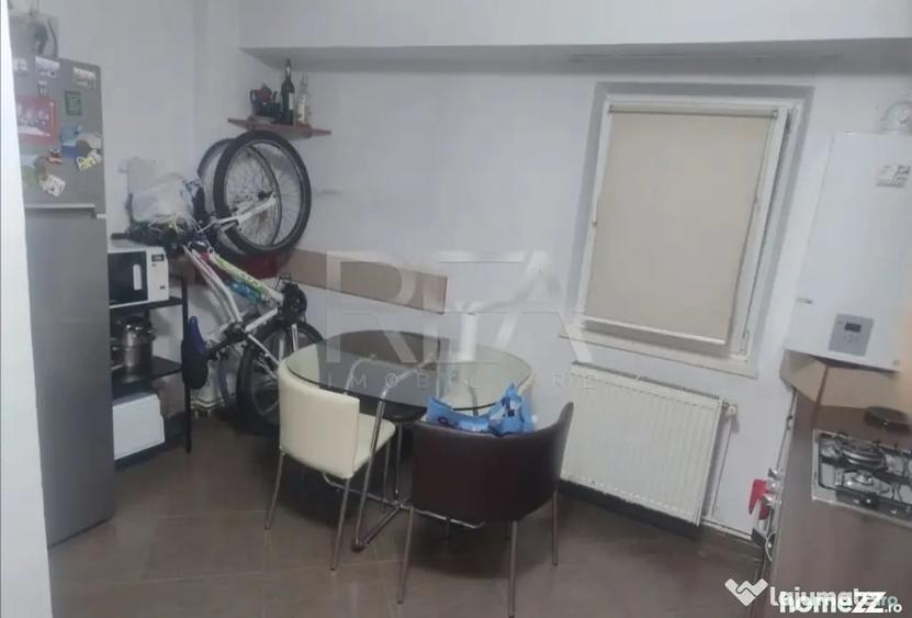 Apartament cu 3 camere semidecomandat în Drumul Sării