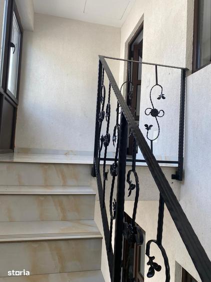 Casă cu 10 camere cu Teren 300 Mp în Central