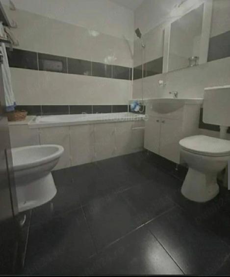 Apartament cu 3 camere semidecomandat în Berceni