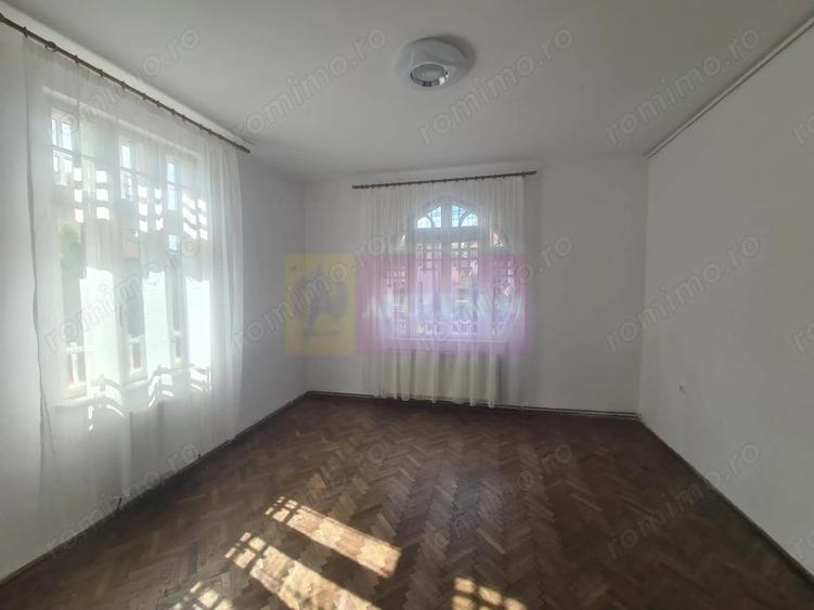 Casă cu 3 camere cu Canalizare în Central