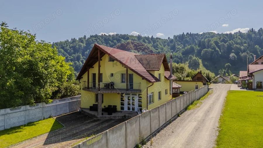 Casă cu 10 camere cu Teren 1074 Mp în Moieciu