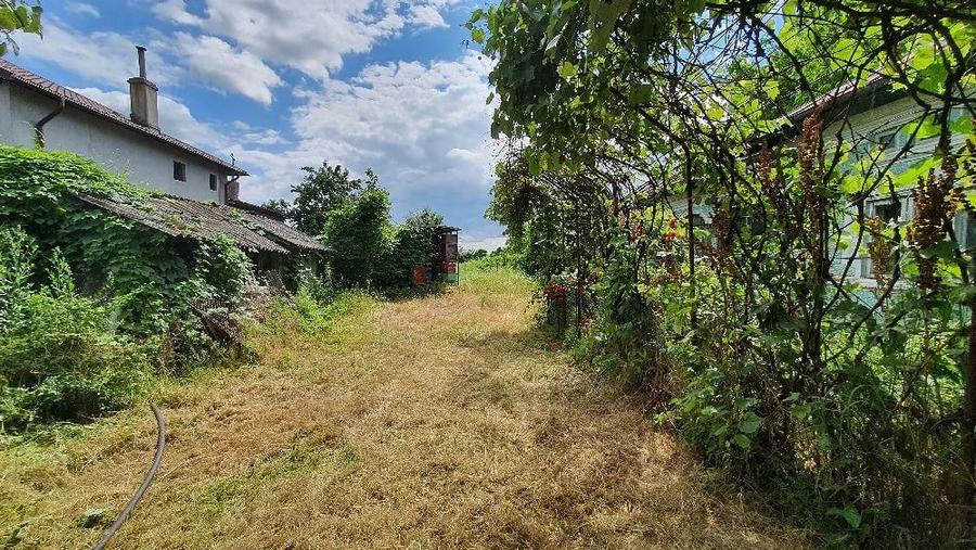 Teren de 6378 mp, în Brăteștii de Jos
