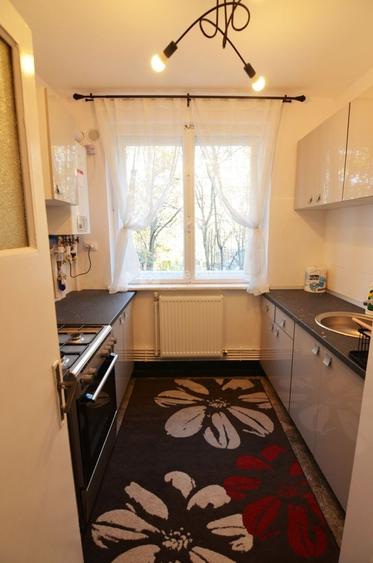 Apartament cu 3 camere semidecomandat, mobilat în Copou