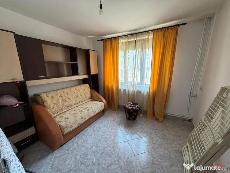 Apartament cu 3 camere decomandat în Sud