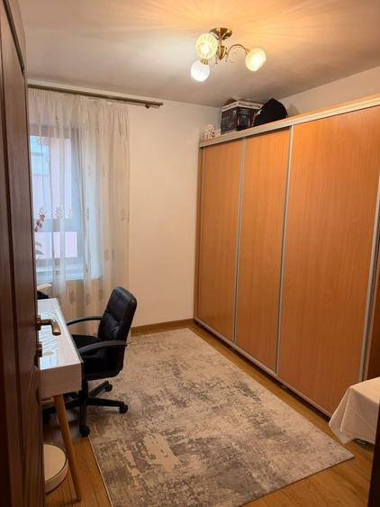 Apartament cu 3 camere semidecomandat, mobilat în Pantelimon