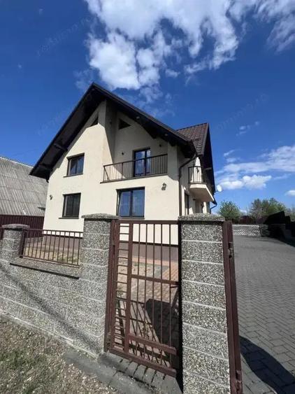 Casă cu 5 camere cu Teren 450 Mp în Rădăuți