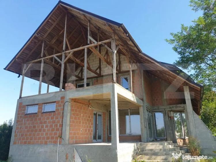 Casă cu 7 camere cu Teren 1000 Mp în Central