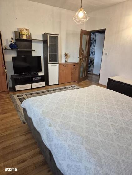 Apartament cu 3 camere semidecomandat în Florești