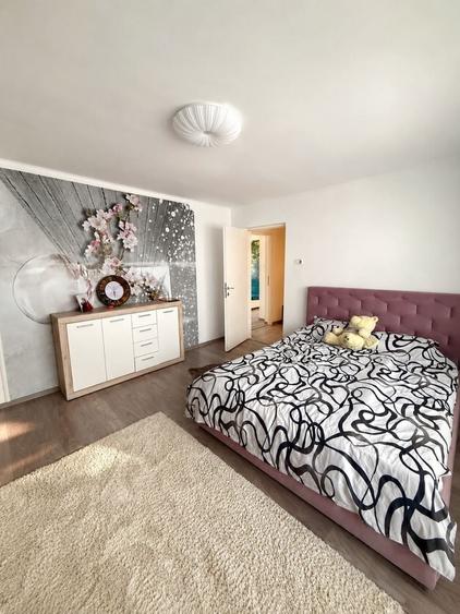 Apartament cu 4 camere decomandat în Dumbrăvița
