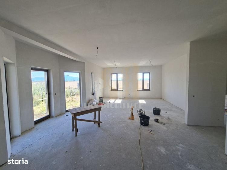Casă cu 4 camere decomandat în Sânpetru