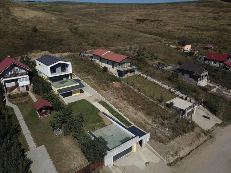 Casă individuală cu 4 camere cu Canalizare în Câmpenești