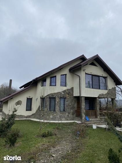 Casă cu 4 camere cu Teren 100 Mp în Poienari