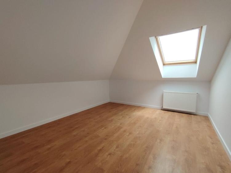 Apartament cu 4 camere semidecomandat în Florești