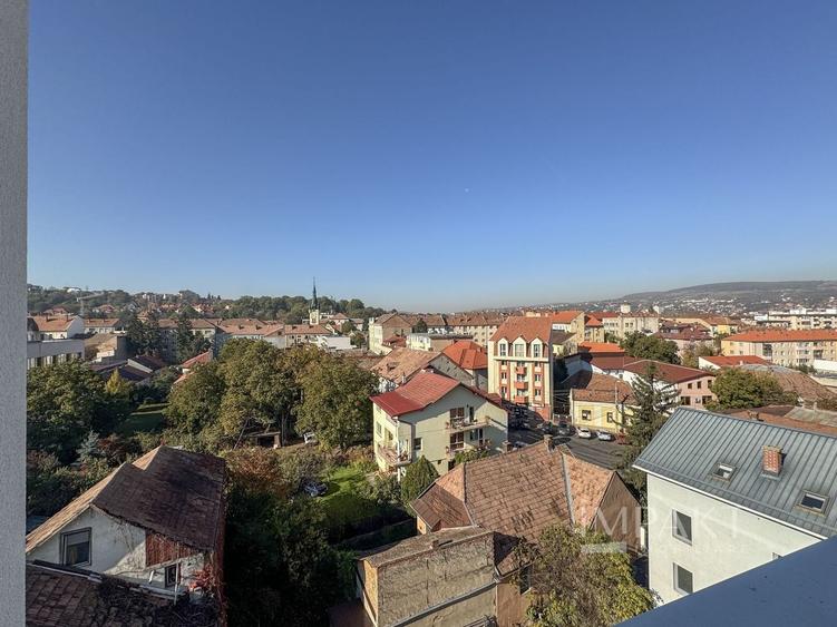 Birou, de 1,600 mp, în Central