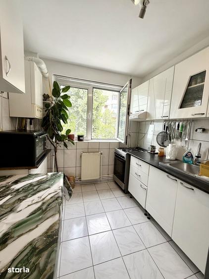 Apartament cu 3 camere semidecomandat în Calea Galați