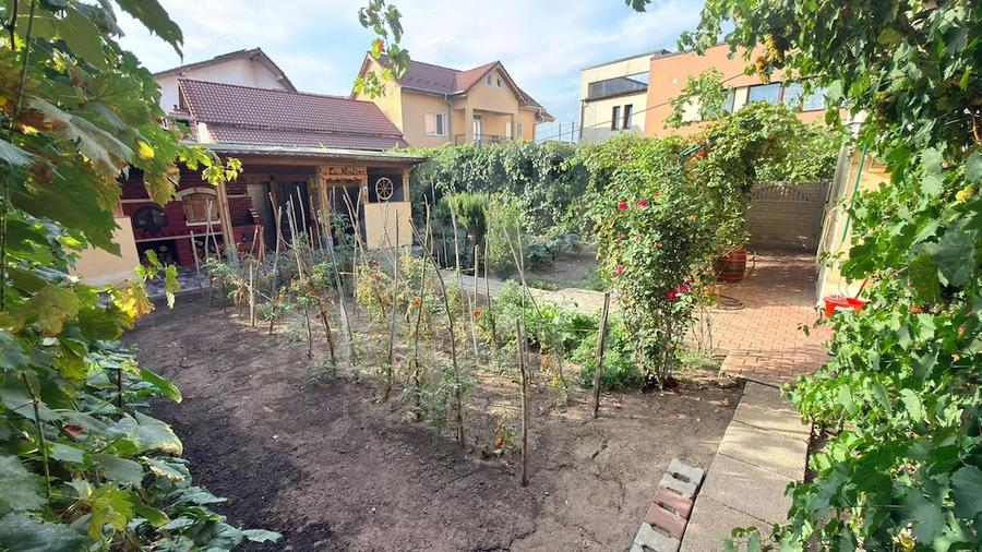 Casă cu 8 camere cu Teren 741 Mp în Central