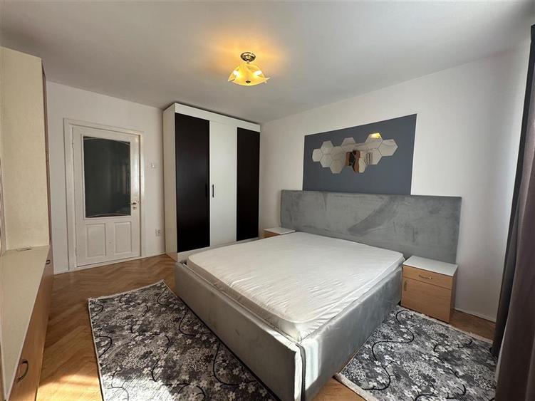 Apartament cu 3 camere semidecomandat, mobilat în Podu Roș