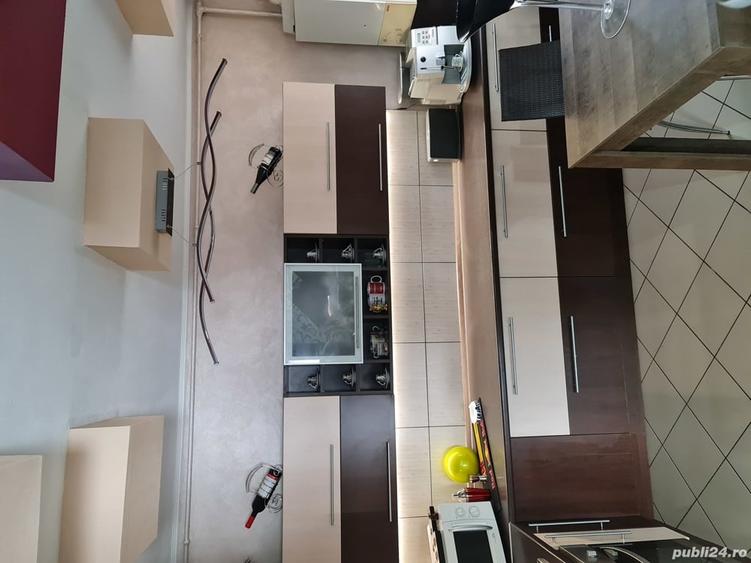 Apartament cu 4 camere decomandat în Tractorul