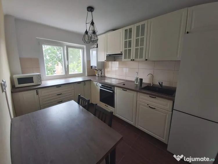 Apartament cu 3 camere semidecomandat în Central