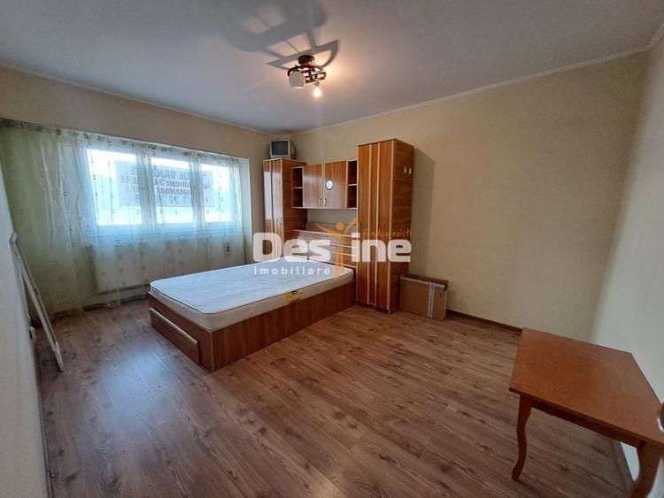 Apartament cu 3 camere decomandat, mobilat în Dacia