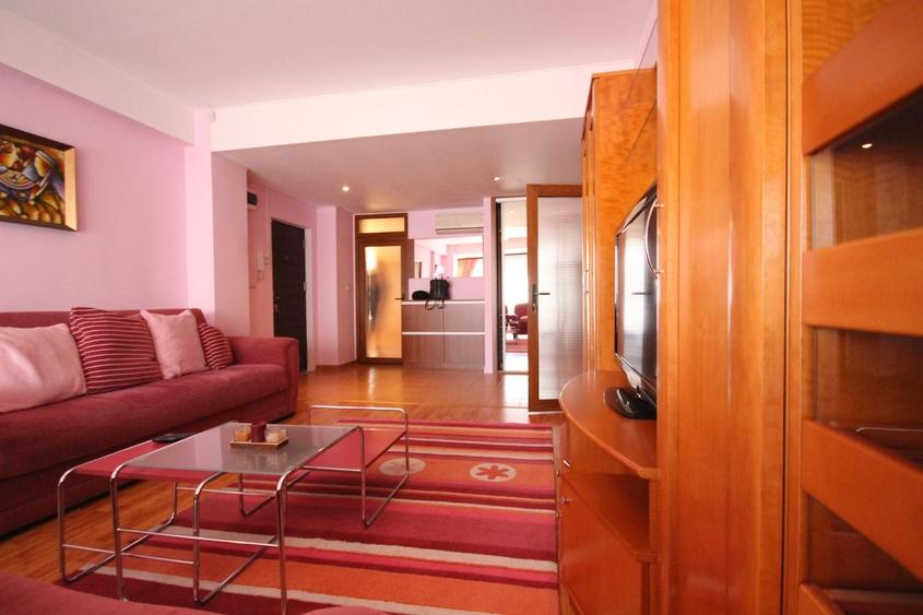 Apartament cu 4 camere decomandat, mobilat în Aradului
