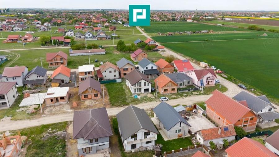 Casă cu 5 camere cu Teren 250 Mp în Est