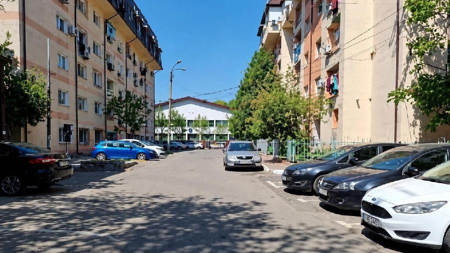 Apartament cu 3 camere semidecomandat în Vitan