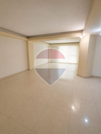 Casă individuală cu 12 camere cu Piscina în Fundeni