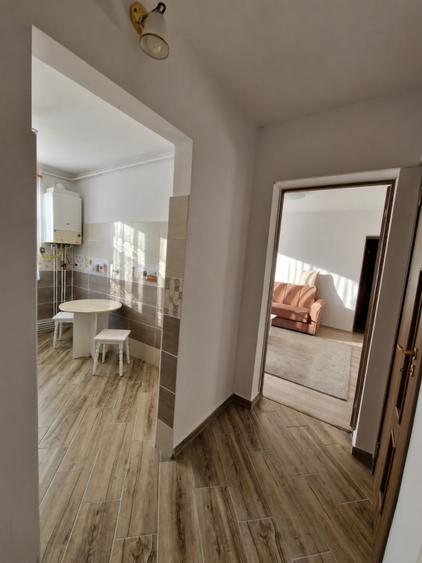 Apartament cu 2 camere semidecomandat, mobilat în Simeria