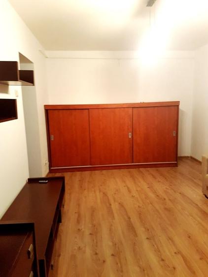 Apartament cu 3 camere semidecomandat în Albești