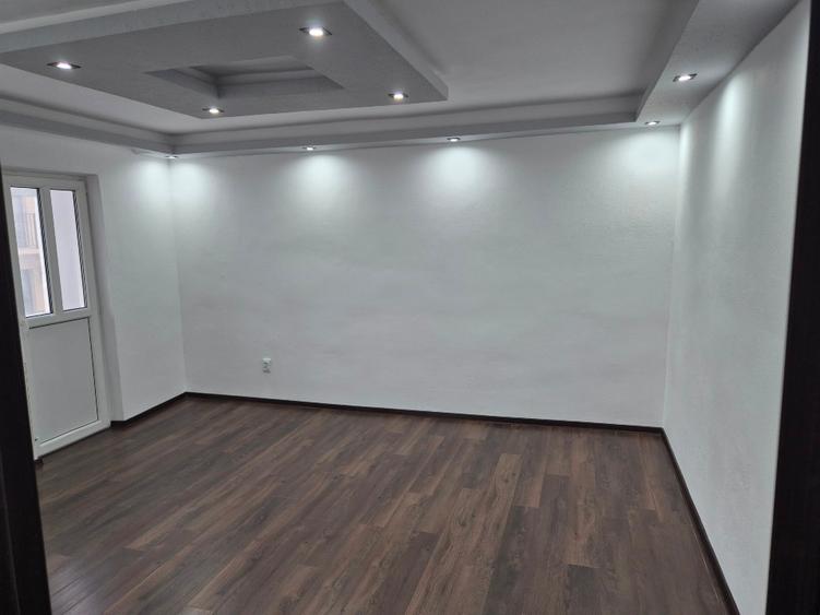 Apartament cu 3 camere decomandat în Micro 4