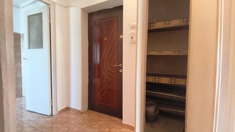 Apartament cu 4 camere semidecomandat în Piața Centrală