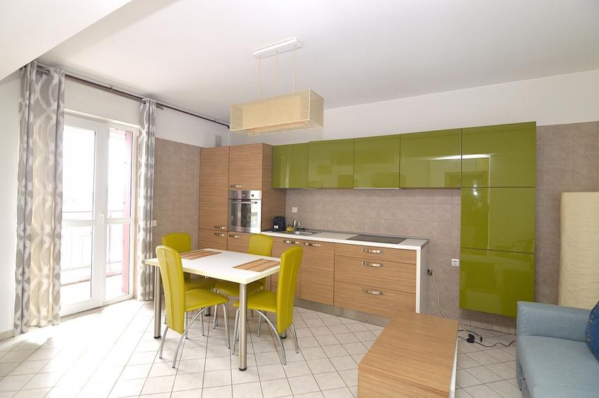 Apartament cu 2 camere semidecomandat, mobilat în Decebal