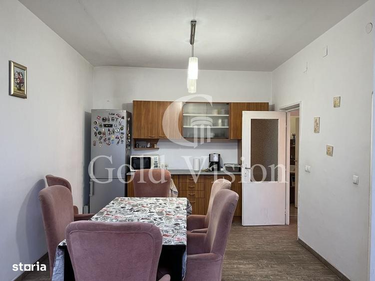 Casă cu 4 camere în Central