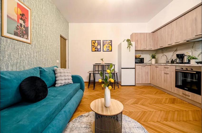 Apartament cu 2 camere semidecomandat în P-ța Romană
