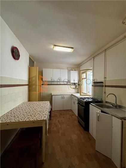 Apartament cu 3 camere nedecomandat, mobilat în Unirii Sud