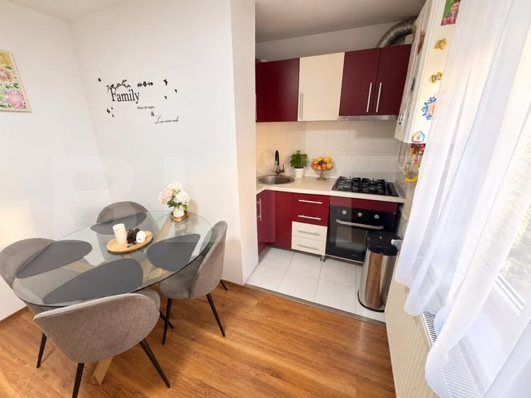 Apartament cu 3 camere semidecomandat, mobilat în Central