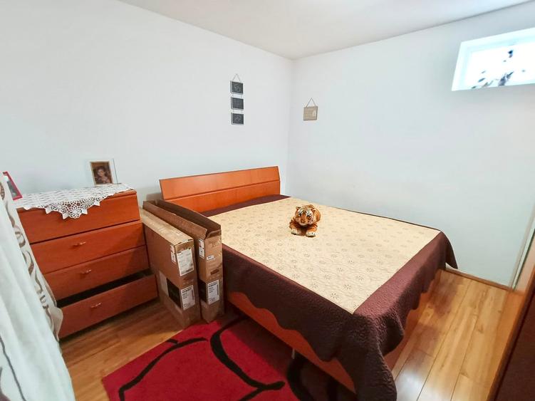 Casă individuală cu 7 camere cu Canalizare în Lujerului