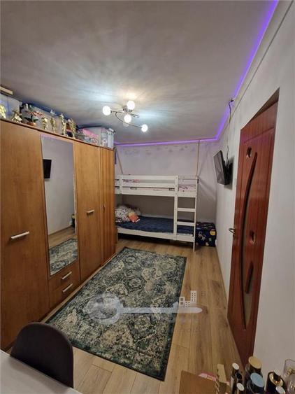 Apartament cu 3 camere semidecomandat, mobilat în Tătărași