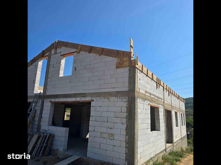 Casă cu 8 camere cu Teren 3100 Mp în Șoimuș