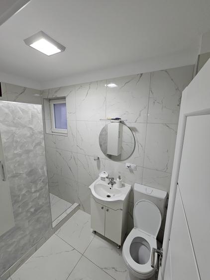 Apartament cu 3 camere semidecomandat în Florești