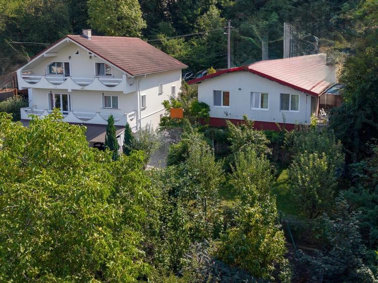 Casă individuală cu 5 camere cu Canalizare în Central
