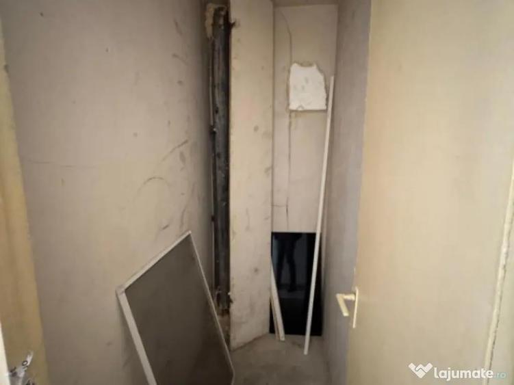 Apartament cu 2 camere semidecomandat în Rovine
